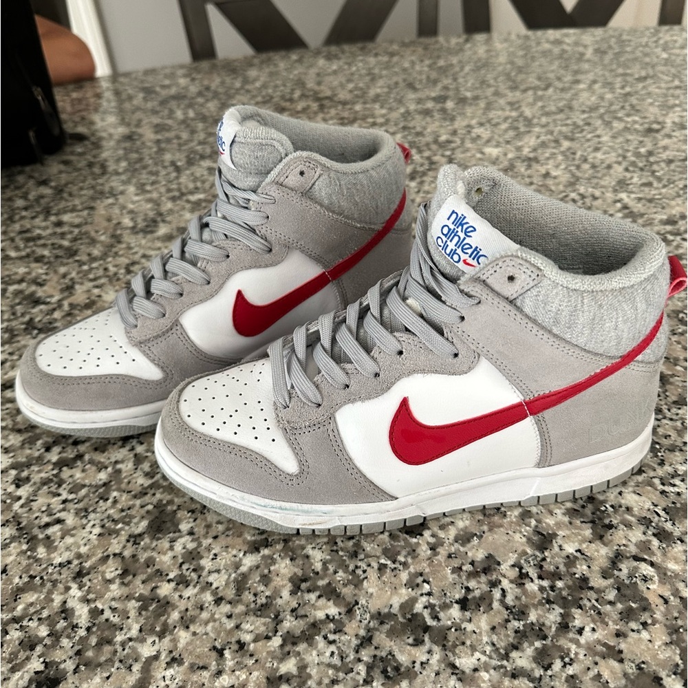 Nike mid dunks size 5Y. Gentle used, and no stains or scuffs on them.